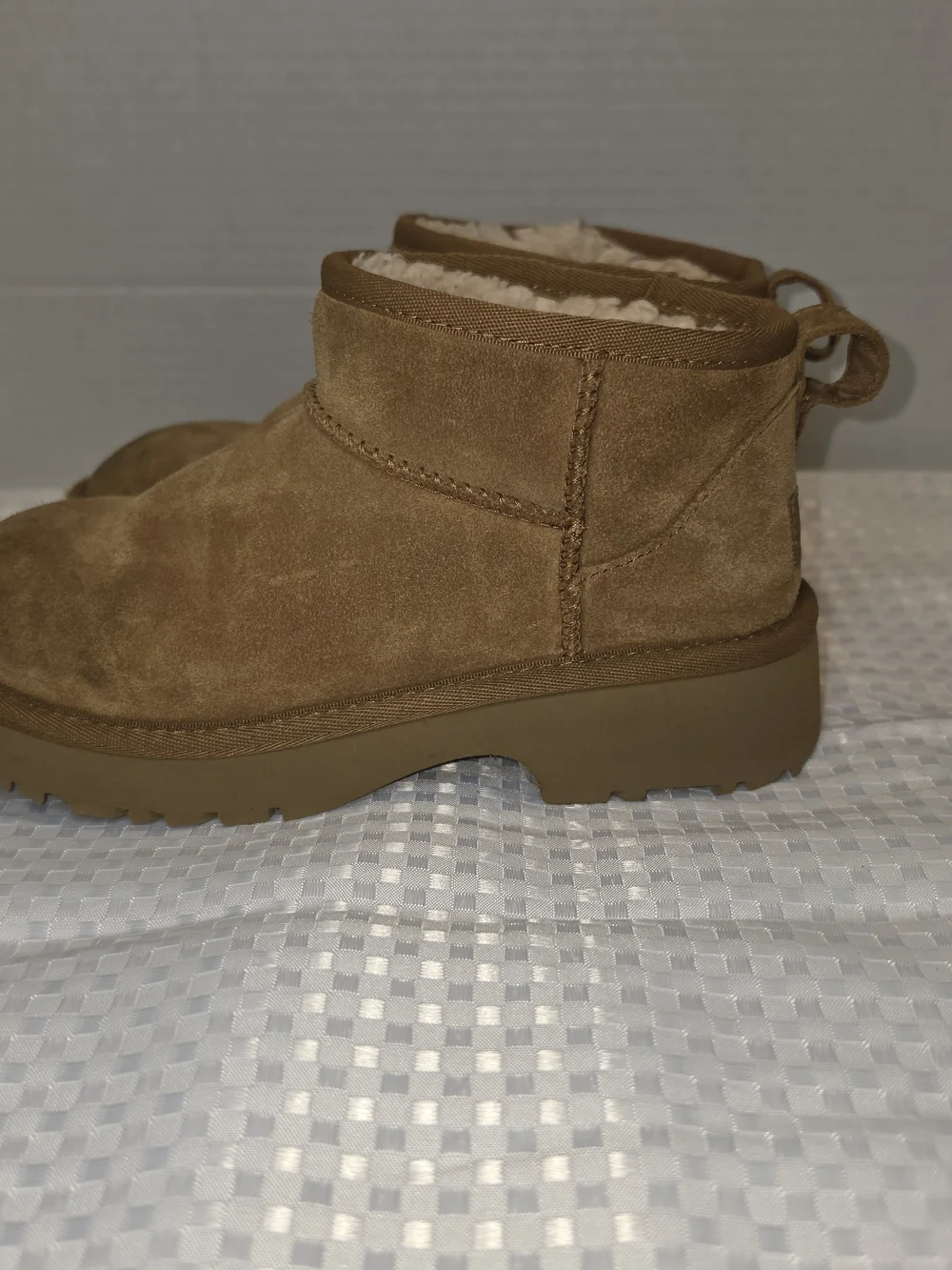 UGG kids Classic Mini Boots Chestnut Brown Size 3